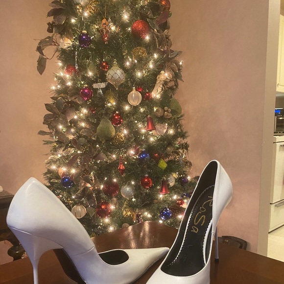 Pointed toe heels - Picture 2 of 3